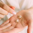 Goldohrringe  mit Glitzersteinen und Perle