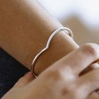 Silberarmband geschwungen