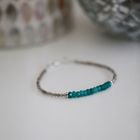 Silberarmband mit türkisen Steinchen