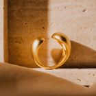 Goldring geschwungen