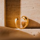Goldring geschwungen