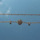 Goldarmbänder mit Glitzersteinen